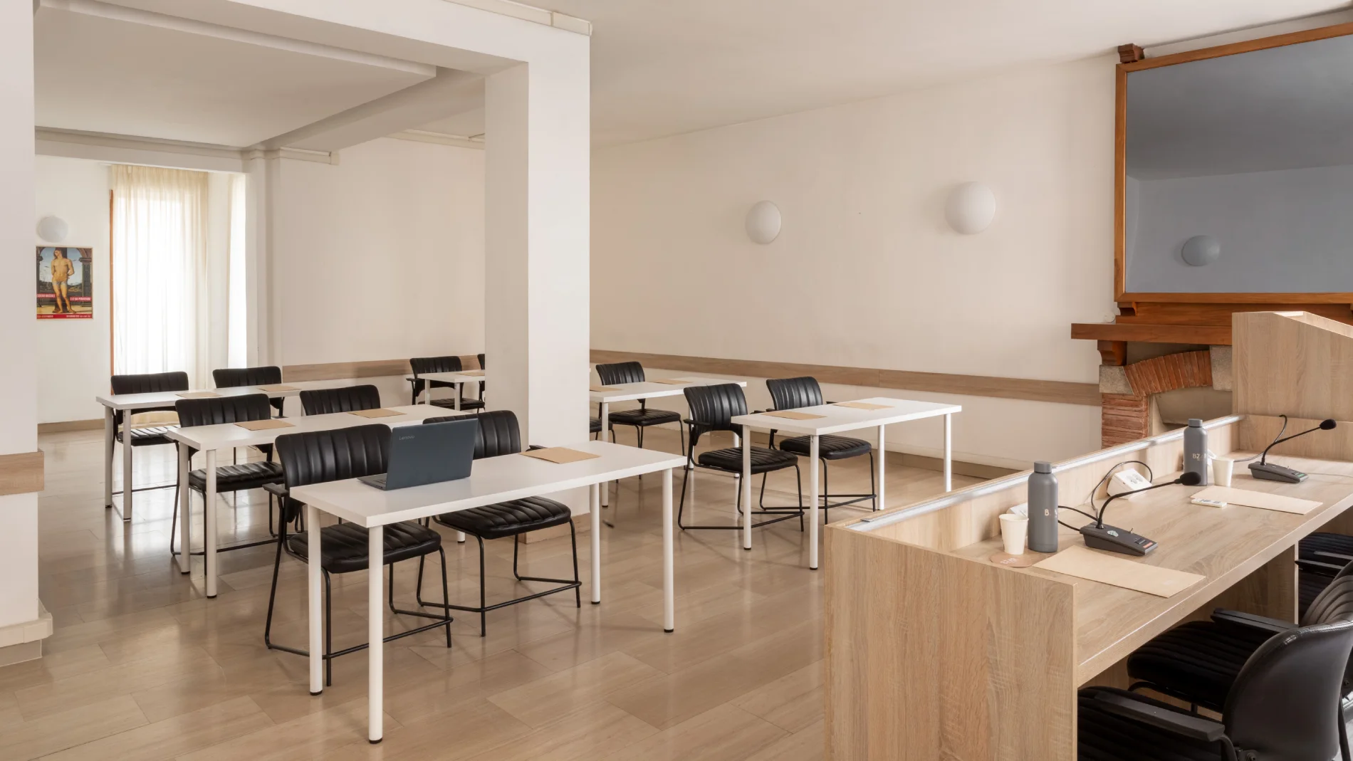 Equipped meeting room with modern desks and seating, ideal for business events and meetings in Pisa - Hotel La Pace, BZAR hotels in Pisa