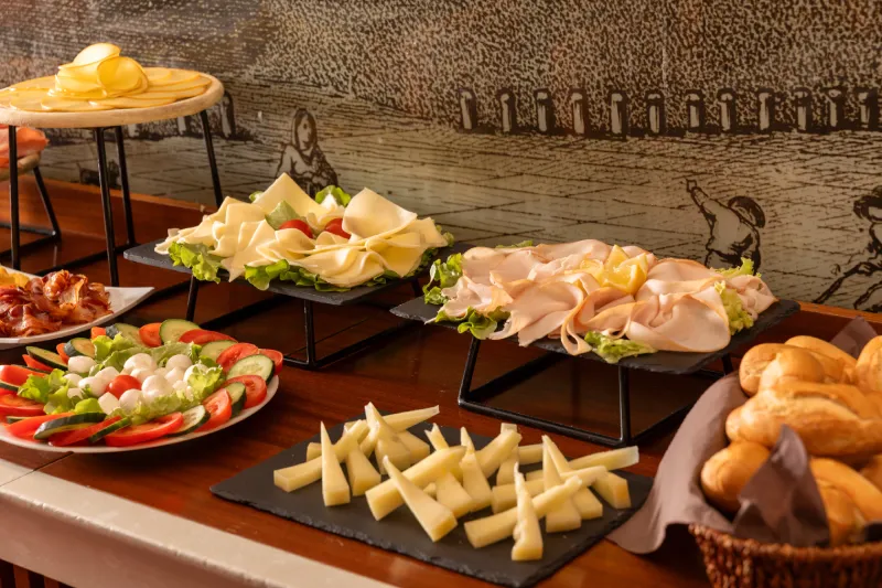 Selection of cold cuts and cheeses with fresh bread, rich and varied breakfast in a Pisa hotel - Hotel La Pace, BZAR hotels in Pisa